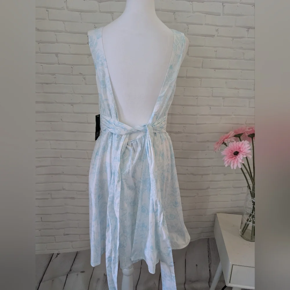 NWT Chic White and Blue Floral  Dress - Picture 2 of 7